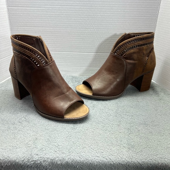 Cloudwalkers brown ankle boots. - Picture 3 of 7